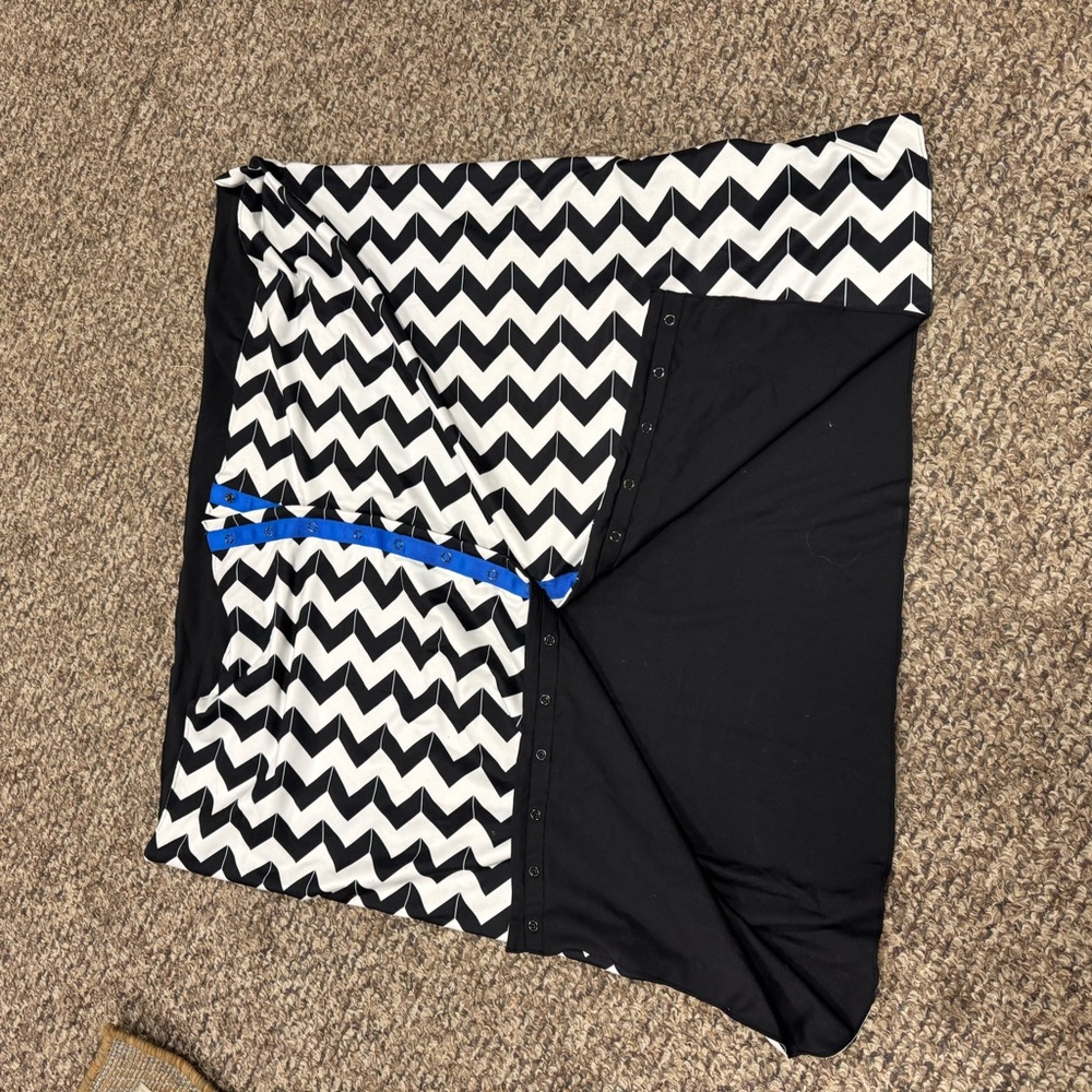 Lululemon Athletica Black and White Chevron scarf